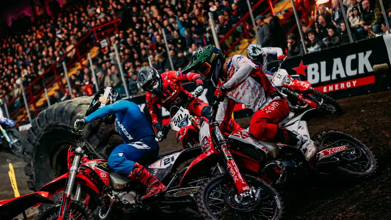 Enduro motoristi na stazi